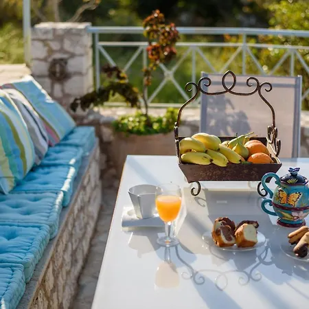 Spyros House, 3 Bedrooms-sea View-in Ferienhaus Agia Efimia