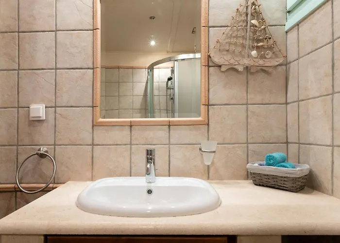 Spyros House, 3 Bedrooms-sea View-in Agia Efimia